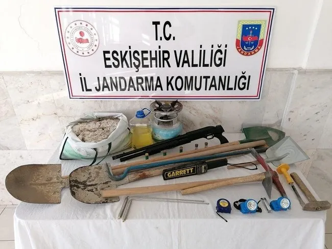 Sit alanında define ararken suçüstü yakalandılar