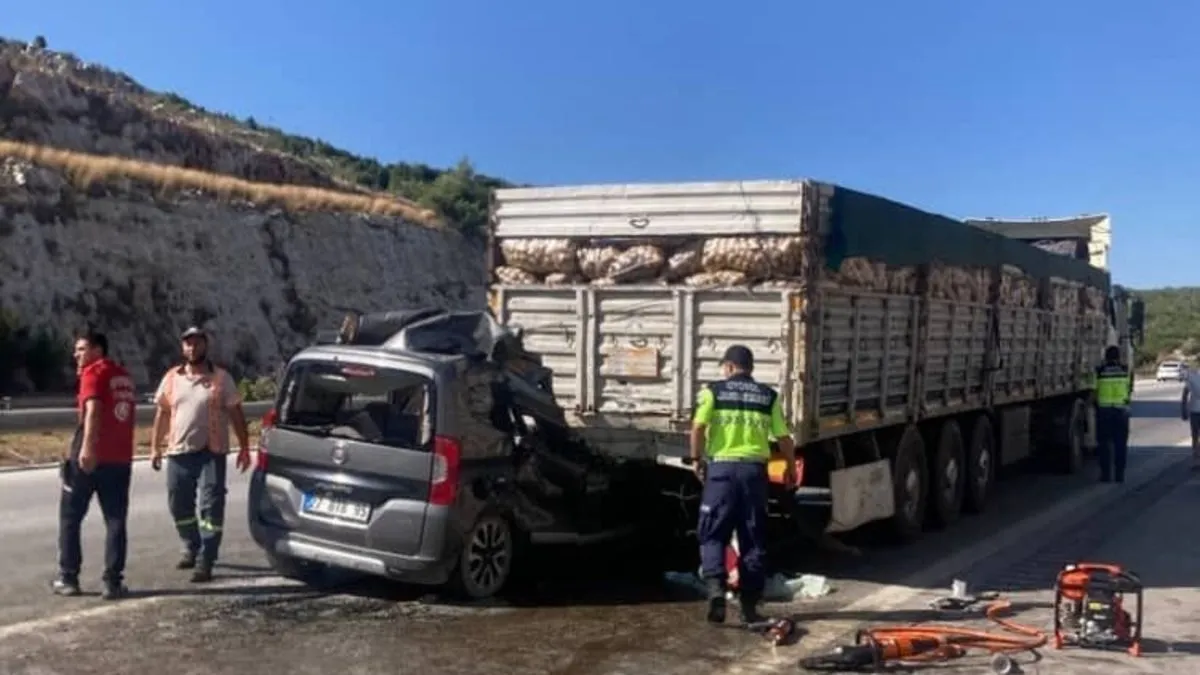 Son dakika: Adana’da TIR’a arkadan çarpan hafif ticari araçtaki 5 kişi öldü!