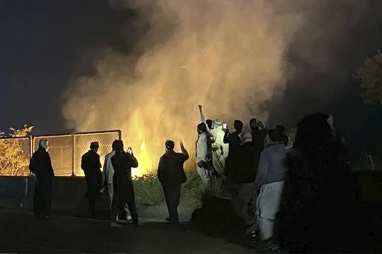 Pakistan’da sokaklar karışıyor: Protestocular polisle çatıştı