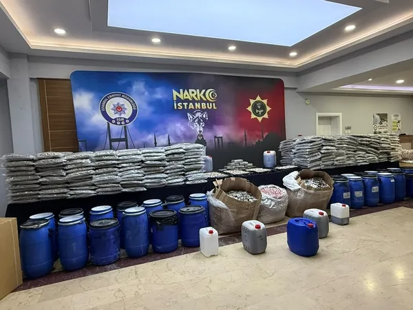 istanbul-emniyeti-narkotik-suclara-goz-actirmiyor-bir-ayda-15-ton-9-ayda-118-ton-zehir-ele-gecirildi-1789547707059.jpg