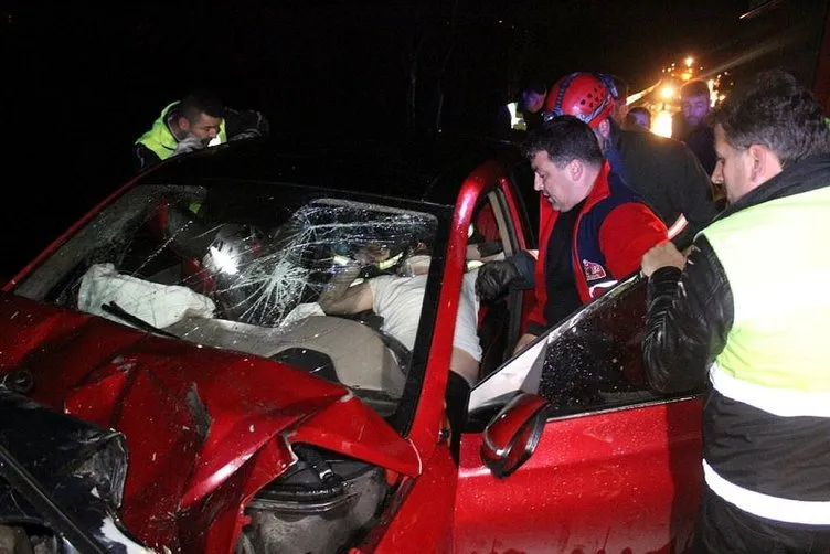 Otomobil, emniyet şeridinde duran otomobile çarptı: 8 yaralı