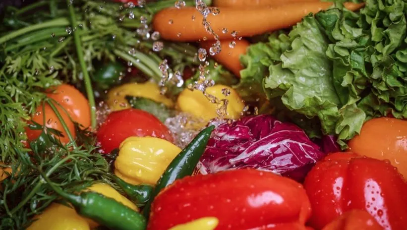 Gıda uzmanı açıkladı: İşte meyve ve sebzeleri yıkamanın en güvenli yolu