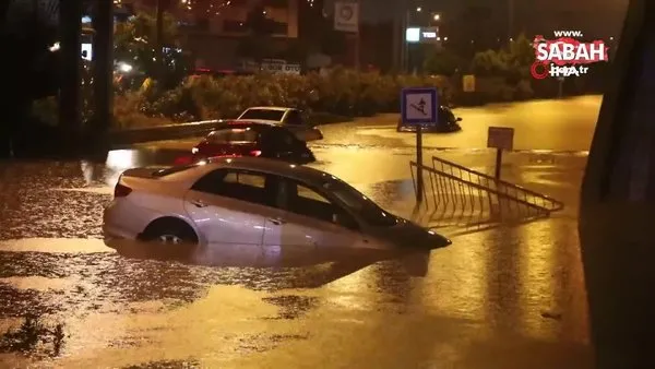 Hatay'da caddeler göle döndü, araçlar suya gömüldü | Video