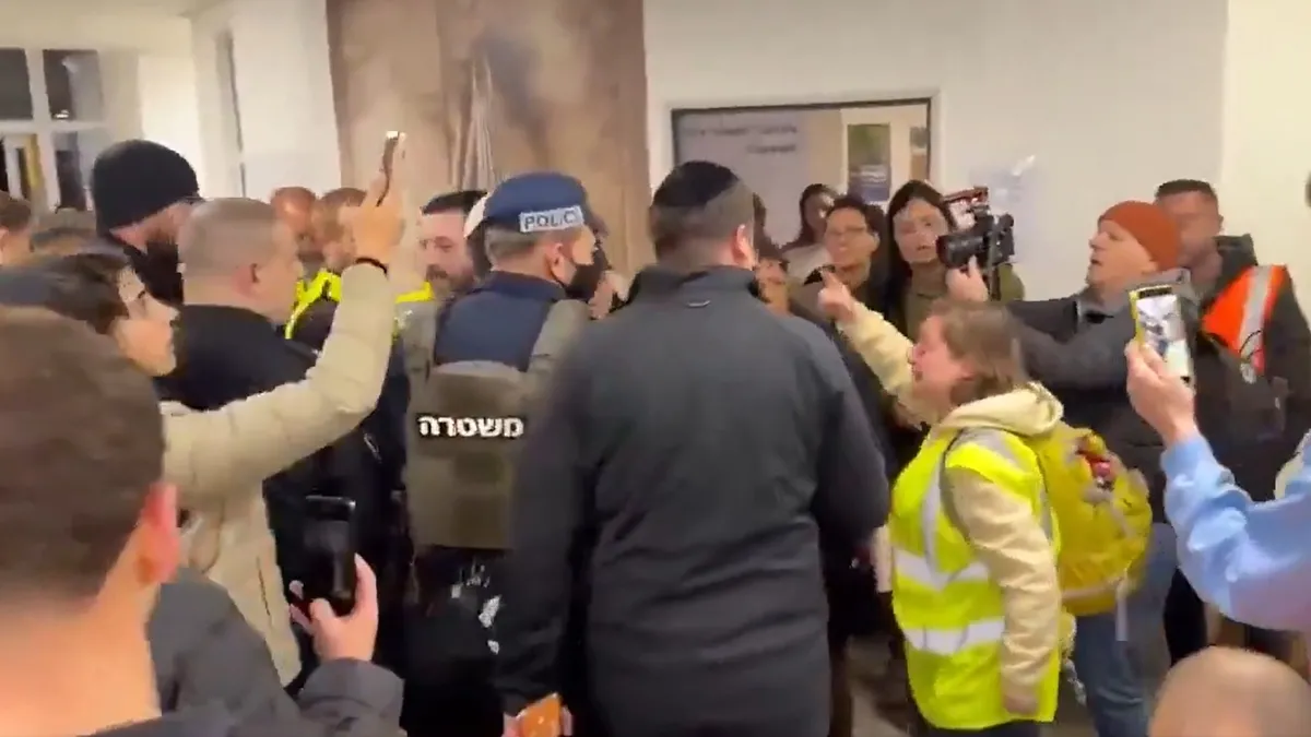 İran'ın vurduğu kentte siyonist bakana şok: Defol git, ölümlerin sorumlusu sensin!