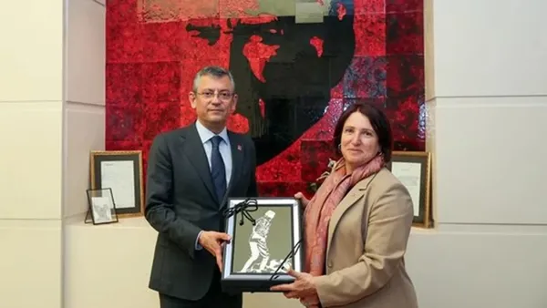 yeni-partiden-istifa-eden-karaburun-belediye-baskani-ikay-girgin-erdogan-onurumu-korumayi-sectim-1793107177204.jpg