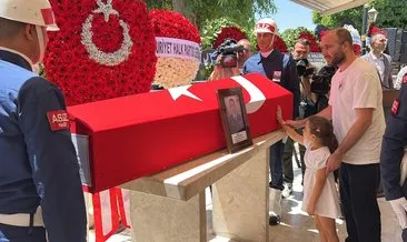Akhisarlı şehit son yolculuğuna uğurlandı... Şehidin kızının son bakışı yürekleri dağladı #izmir