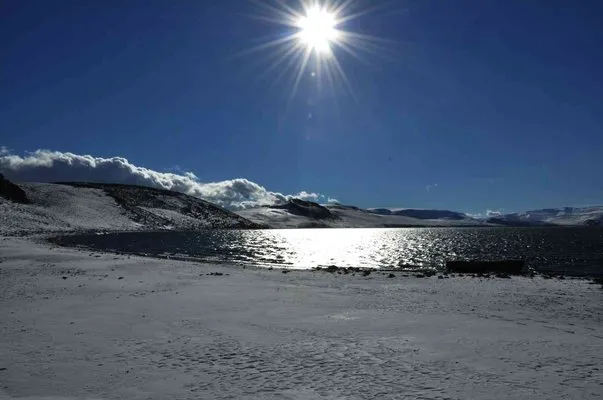 Kars’ta Aygır Gölü’nün etrafı beyaza büründü