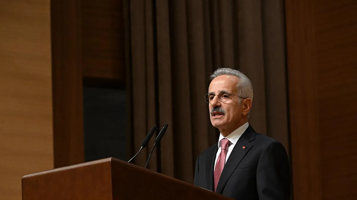 Bakan Uraloğlu’ndan Hürmüz Boğazı’ndaki Türk sahipli gemilerin durumuna ilişkin açıklama: Bütün mürettebatla görüşme halindeyiz Bakan Uraloğlu’ndan Hürmüz Boğazı’ndaki Türk sahipli gemilerin durumuna ilişkin açıklama: Bütün mürettebatla görüşme halindeyiz