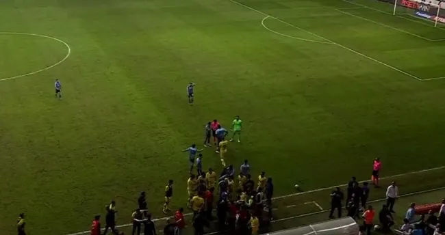 Adana Demirspor-Fenerbahçe maçında saha bir anda karıştı! Adana Demirspor-Fenerbahçe maçında saha bir anda karıştı!