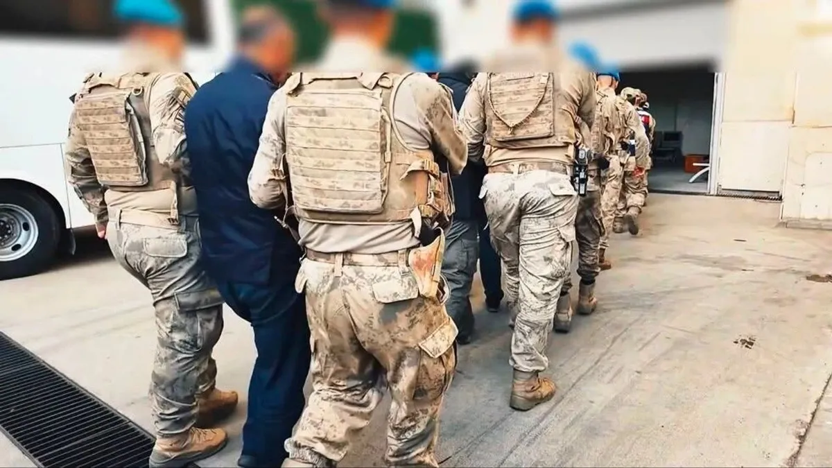 Diyarbakır'da düzenlenen narkotik operasyonu sonrası ele geçirilen kanıtlar ve emniyet çalışmaları.