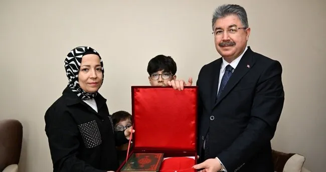 Şehidin çocuklarını ziyaret etti, 23 Nisan bayramını kutladı