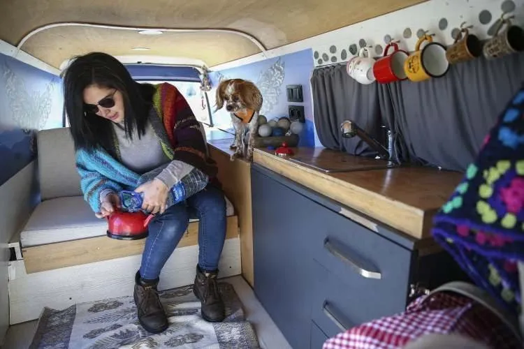 Maceraperest Sıla Yakamoz hayallerinin peşinden gitti! 97 model karavanıyla Türkiye’yi geziyor
