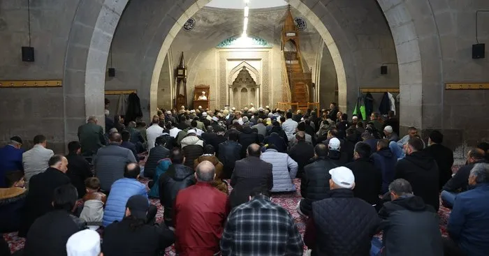 Kayseri’de vatandaşlar bayram namazı için camilere akın etti
