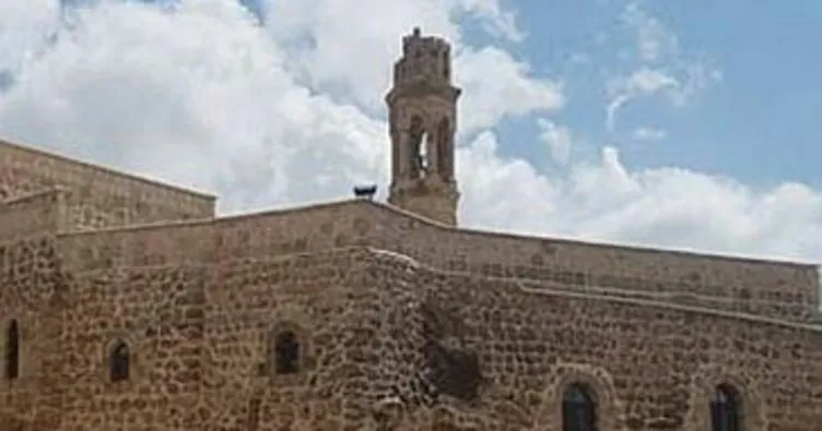 Manastırın çan kulesine yıldırım düştü