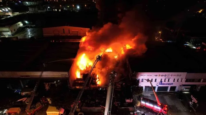 Kocaeli’de bir iş yerinde yangın çıktı, ekiplerin alevlere müdahalesi sürüyor