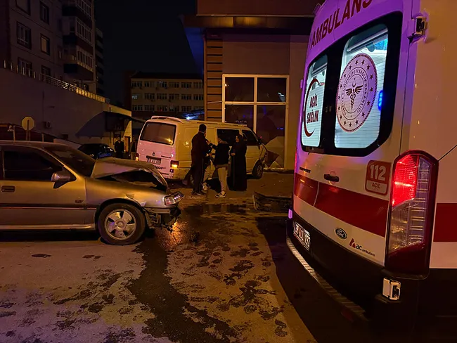 kayseride-otomobille-carpisan-minibus-dukkana-daldi-2-yarali-1793047011887.jpg