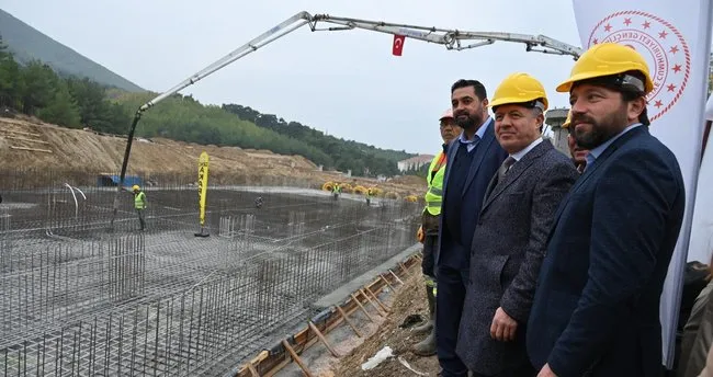 Soma’daki yarı olimpik yüzme havuzunun temeli atıldı