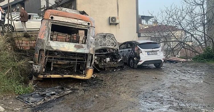 Beyoğlu’nda park halindeki 4 araç alev alev yandı