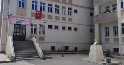 Ağrı’da 15 Temmuz anısına tüm okullarda ay yıldızlı bayrak dalgalanıyor #agri