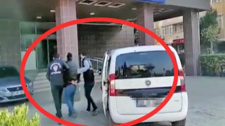 Son dakika! İstanbul'da Türk Bayrağı’nı yakan şahıs gözaltına alındı | Video