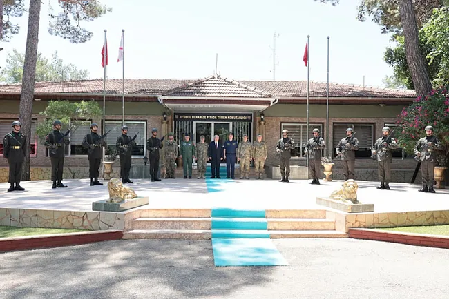 bakan-gulerden-kktcde-konuslu-39-mekanize-piyade-tumen-komutanligina-denetim-1784471004831.jpeg