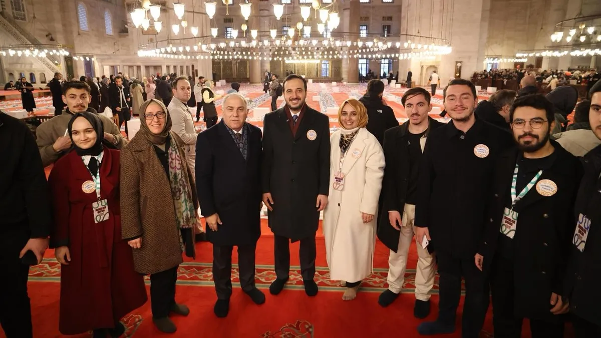 Süleymaniye’de 3 bin çocuk aynı sofrada iftar açtı Süleymaniye’de 3 bin çocuk aynı sofrada iftar açtı