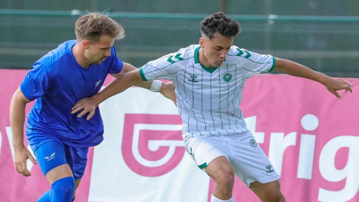 Konyaspor futbol takımı oyuncuları sahada mücadele ederken