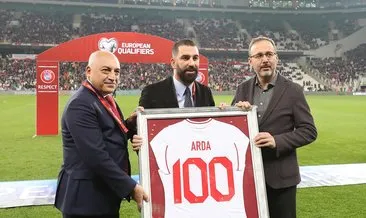Arda Turan, Türkiye-Hırvatistan maçı öncesi ödül aldı!