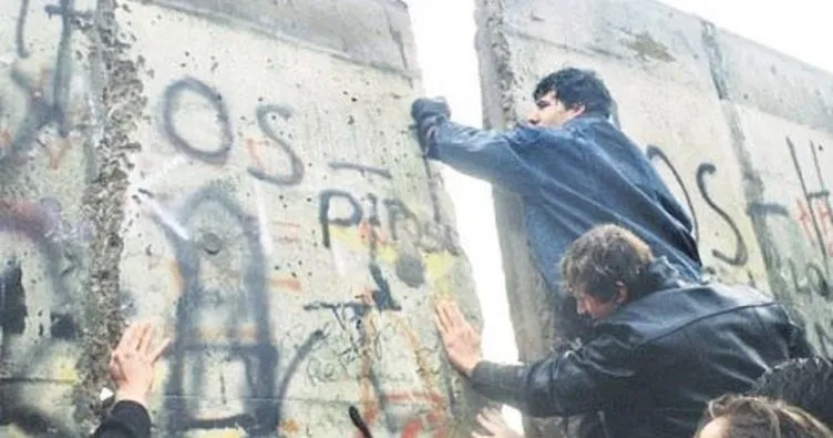 Berlin Duvarı’nın yıkılışı kutlanıyor