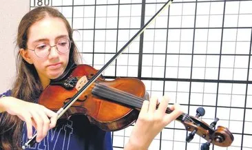 Skolyozu yendi, doktoruna kemanıyla konser verdi #adana