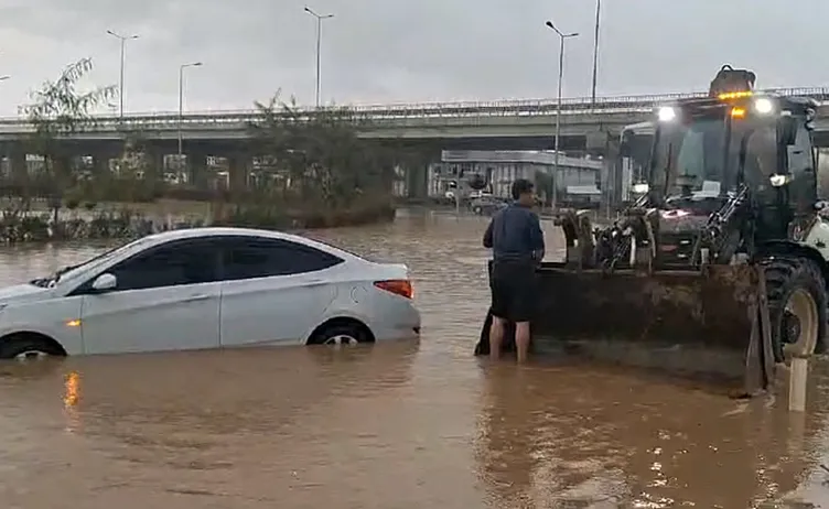 Antalya’da çok sayıda ev ve iş yerini su bastı: Trafikte aksamalar yaşandı!