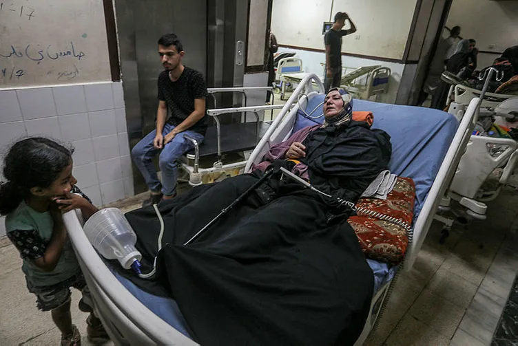 Katil İsrail’den Gazze’de hastanede bulunan yaralılara insanlık dışı muamele: ‘Biz aslında ölüyüz’