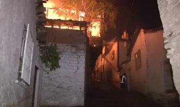 Ankara Kalesi’nde büyük yangın: 7 ev küle döndü