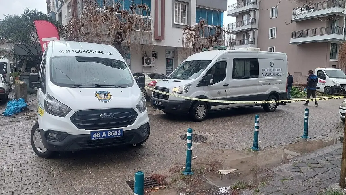 Eşini sokak ortasında bıçaklayarak katletti Eşini sokak ortasında bıçaklayarak katletti