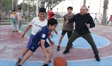 Bakan Çavuşoğlu, gençlerle basketbol oynadı