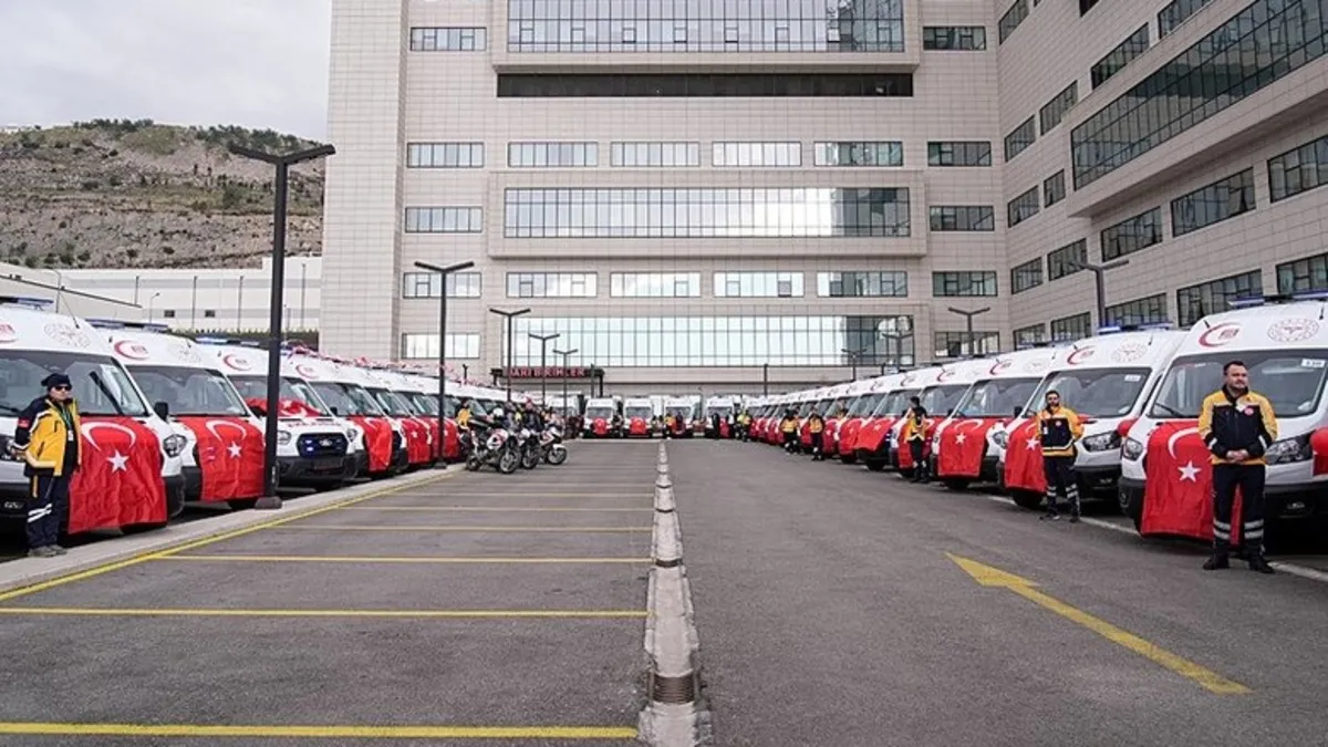 İzmir’in ambulans filosu gençleşiyor: 45 yeni ambulans teslim edildi İzmir’in ambulans filosu gençleşiyor: 45 yeni ambulans teslim edildi