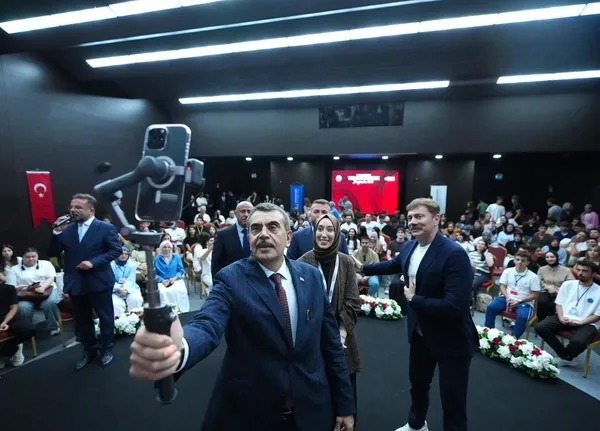 bakan-tekin-universite-tercih-destek-programinda-genclerle-bir-araya-geldi-1786121299716.jpg
