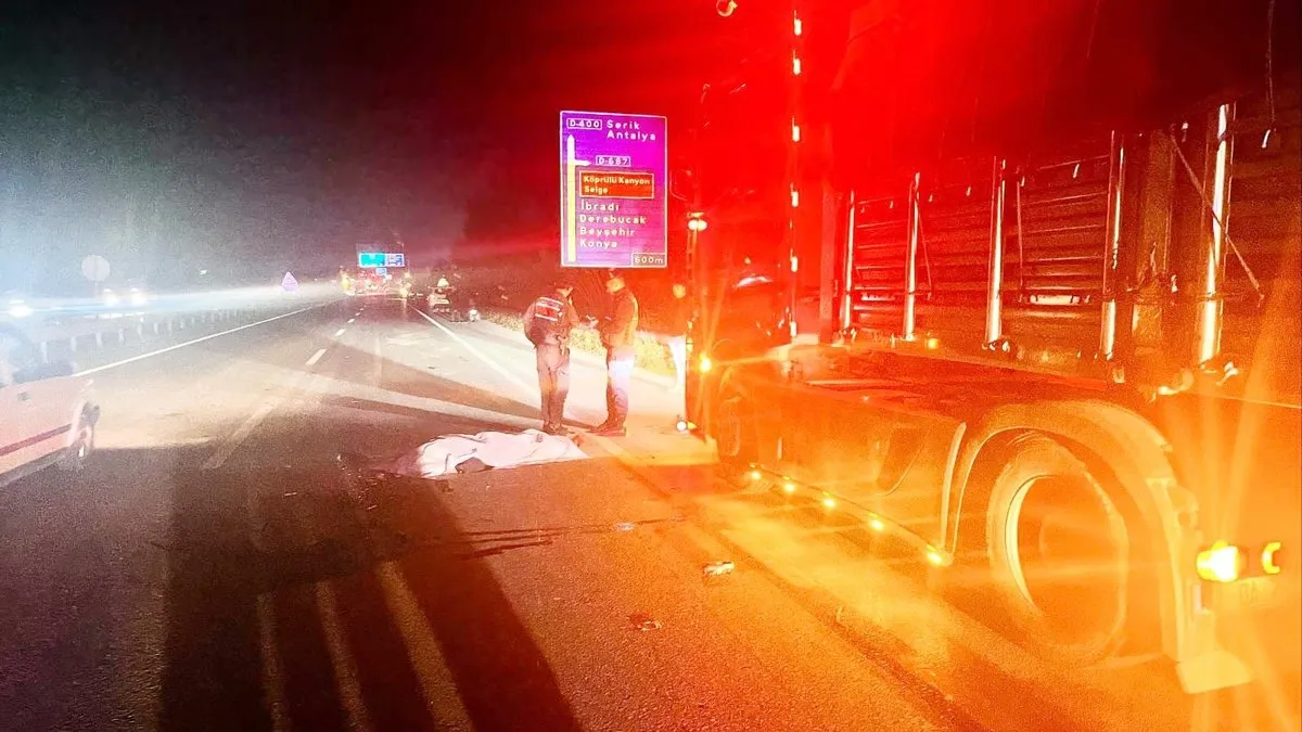 TIR'a arkadan çarptı: Yardım beklerken, arkadan gelen otomobilin çarpmasıyla can verdi!