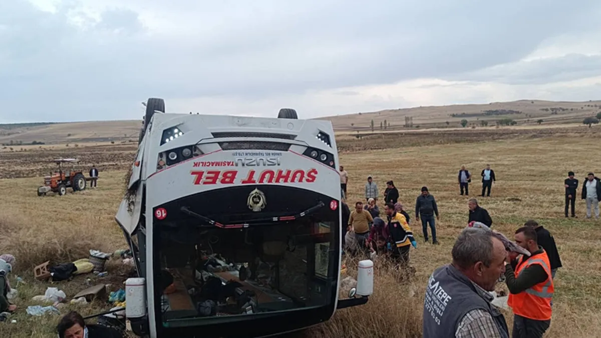Afyonkarahisar’da midibüs devrildi: Çok sayıda yaralı var! haber görseli