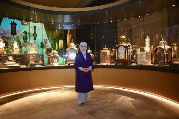 emine-erdogan-topkapi-sarayi-saat-muzesinin-acilisinda-konustu-muzeler-artik-yasayan-mekanlar-haline-geldi-1762527267909.jpg
