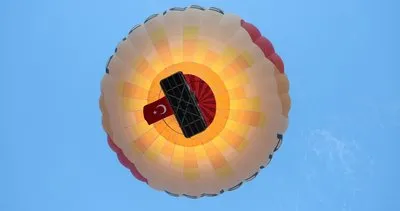 Kapadokya’da sıcak hava balonları 15 Temmuz nedeniyle Türk bayrağı ve pankartlarla havalandı #nevsehir