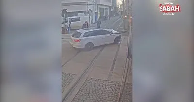 Tramvay, otomobile çarptı: 2 yaralı | Video