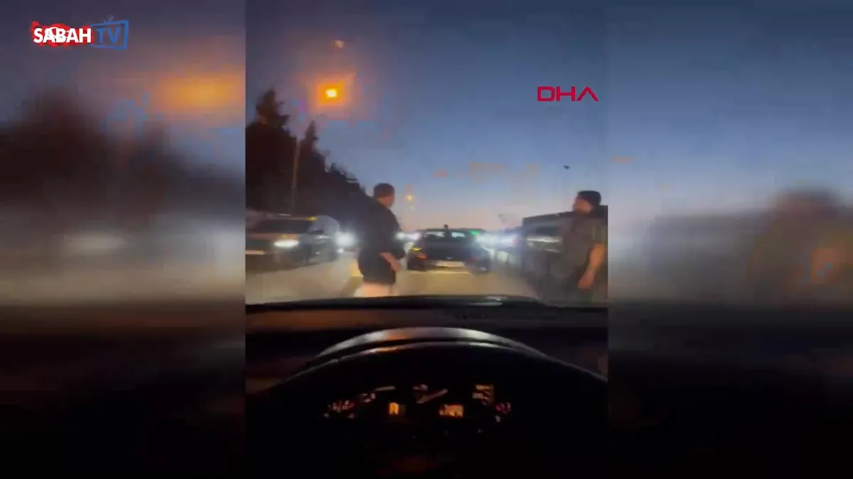 Büyükçekmece’de eşinin tartıştığı sürücüyü tehdit edip otomobiline zarar verdiler | Video videosunu izle Büyükçekmece’de eşinin tartıştığı sürücüyü tehdit edip otomobiline zarar verdiler | Video videosunu izle