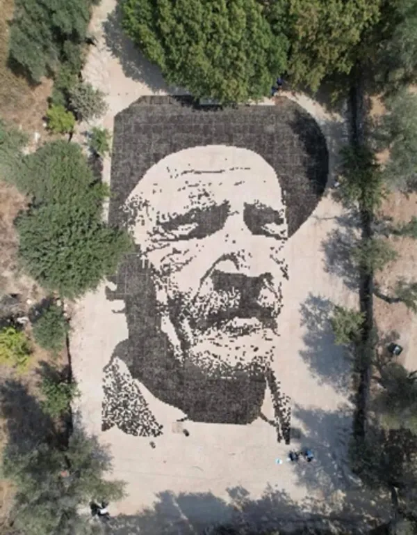 25-bin-avuc-toprakla-asik-veyselin-dev-portresi-olusturuldu-1693771486425.jpeg