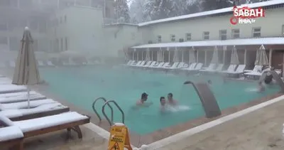Yalova’nın Termal ilçesinde tatilciler kar altında havuz keyfi yapıyor