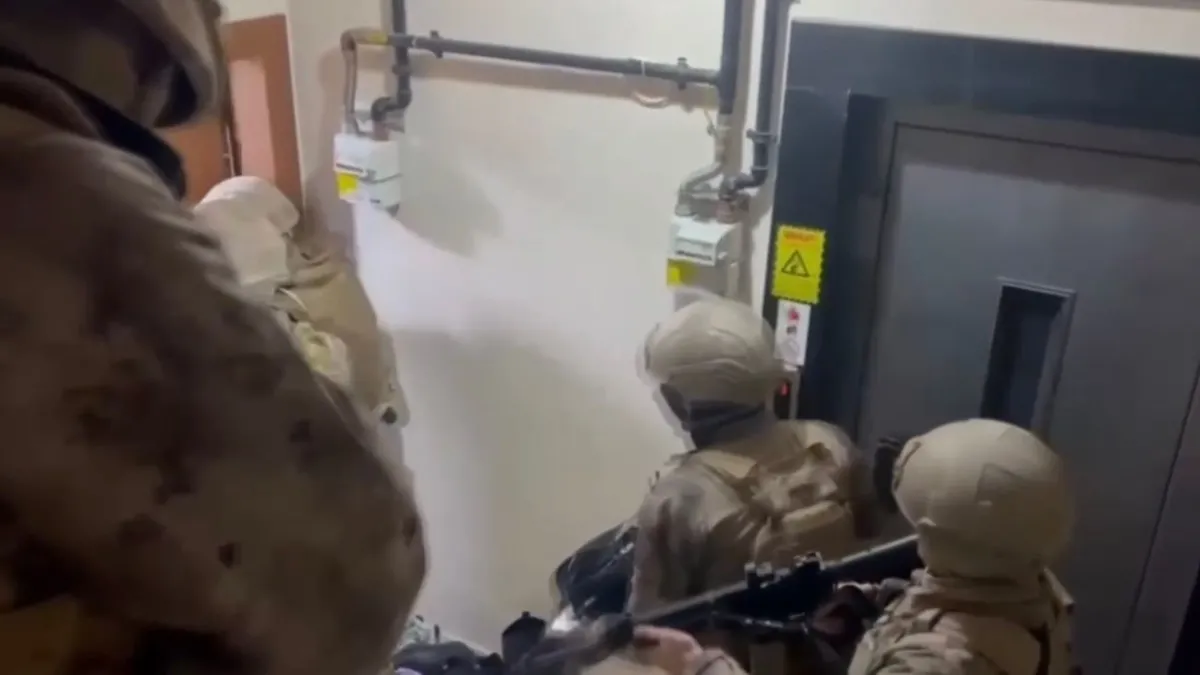 Yeni nesil suç örgütlerine operasyon: Evden kaçıp iş yerini ateşe verdiler! Yeni nesil suç örgütlerine operasyon: Evden kaçıp iş yerini ateşe verdiler!