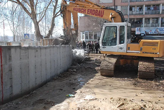 Mitrovica'yı ikiye ayıran duvar yıkıldı - 2