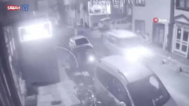 Çatıdan düşen dev parçadan saniyelerle kurtuldu | Video