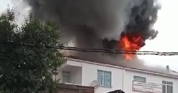 Sancaktepe’de bir binanın çatı katında yangın çıktı