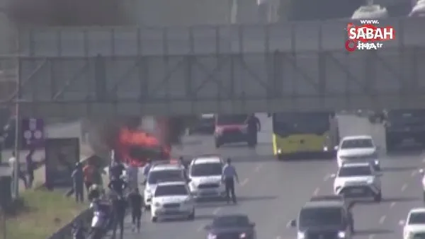 Kadıköy'de alevlere teslim olan otomobil hurdaya döndü | Video